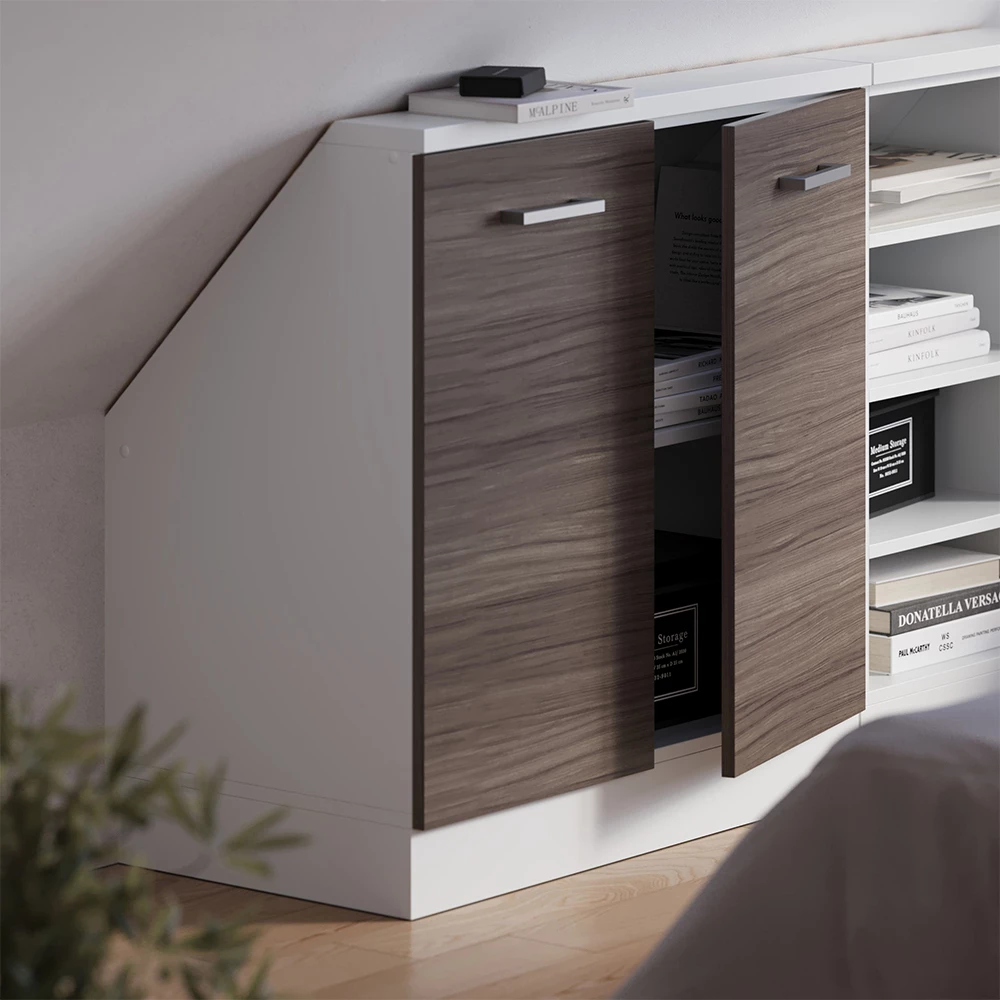 Dachschrägenschrank in Edelgrau/Weiß auf weißem Hintergrund mit dekorativen Elementen