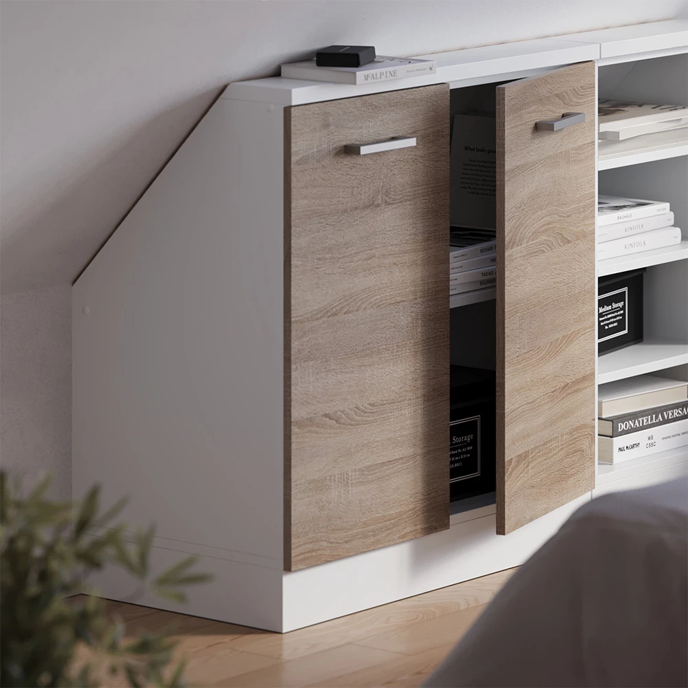 Dachschrägenschrank in Sonoma/Weiß auf weißem Hintergrund mit dekorativen Elementen