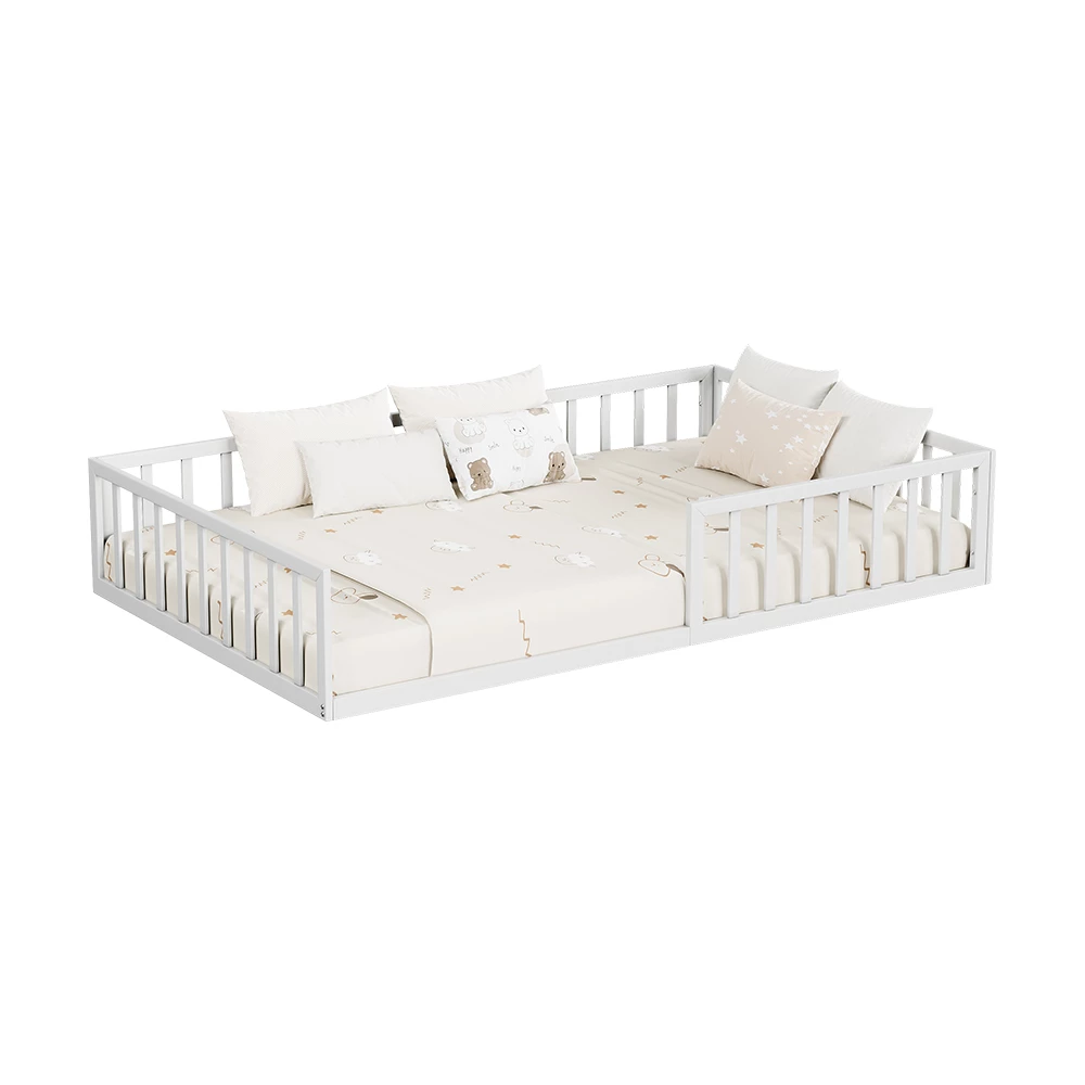 Lit pour enfant en Blanc sur fond blanc avec des éléments décoratifs