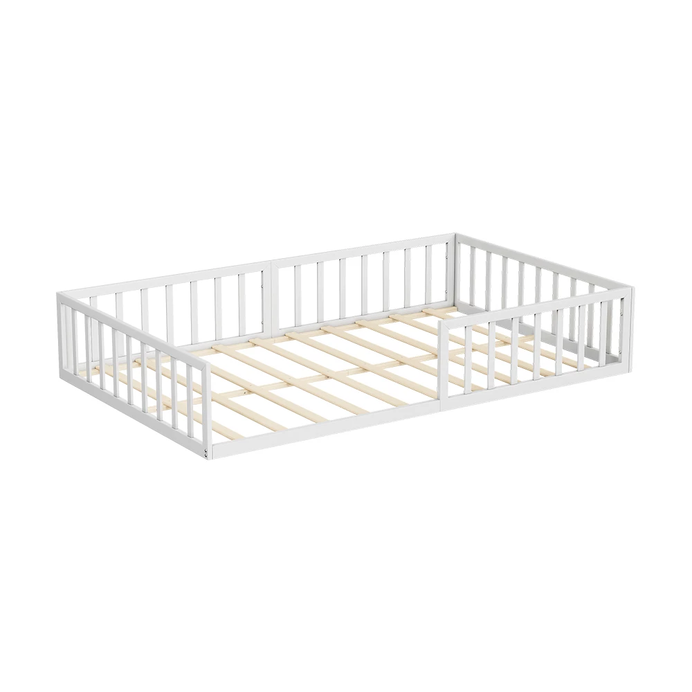 Bodenbett aus Metall in Weiß auf weißem Hintergrund