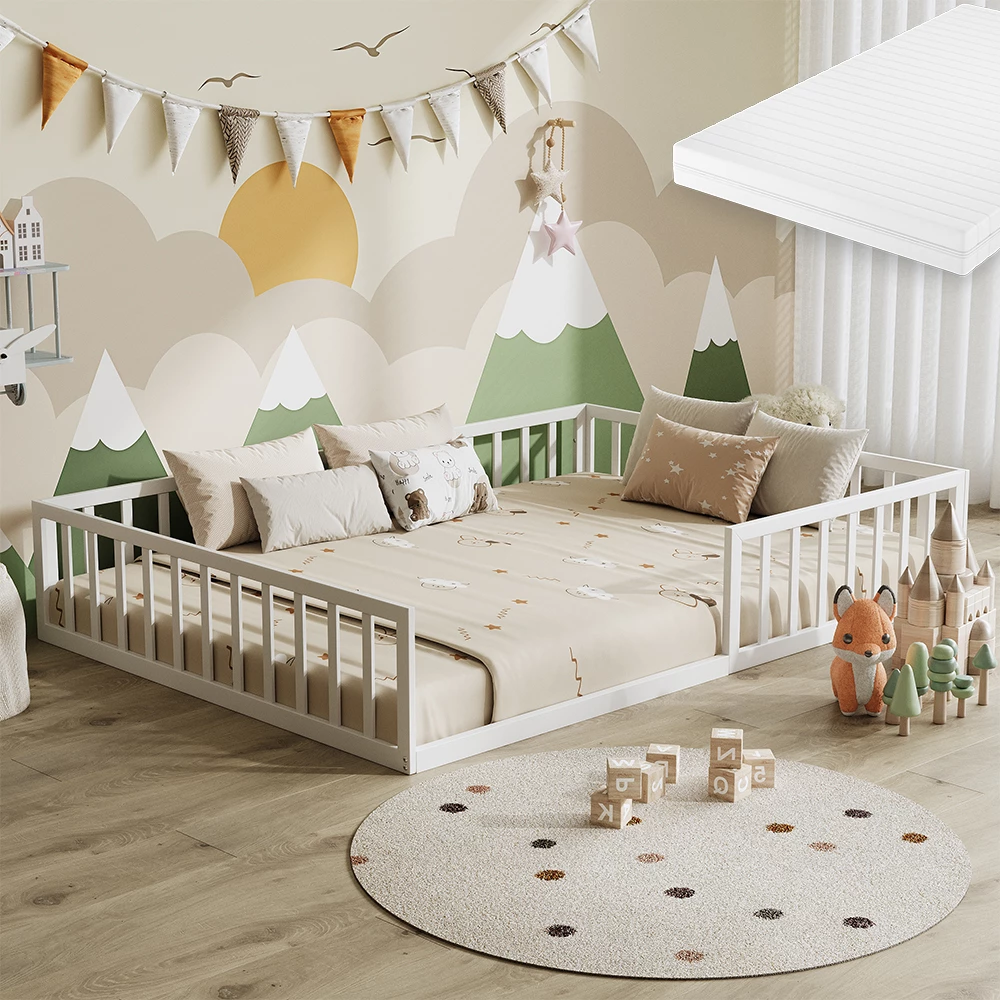 Bodenbett aus Metall in Weiß, dargestellt im Ambiente mit Dekoration