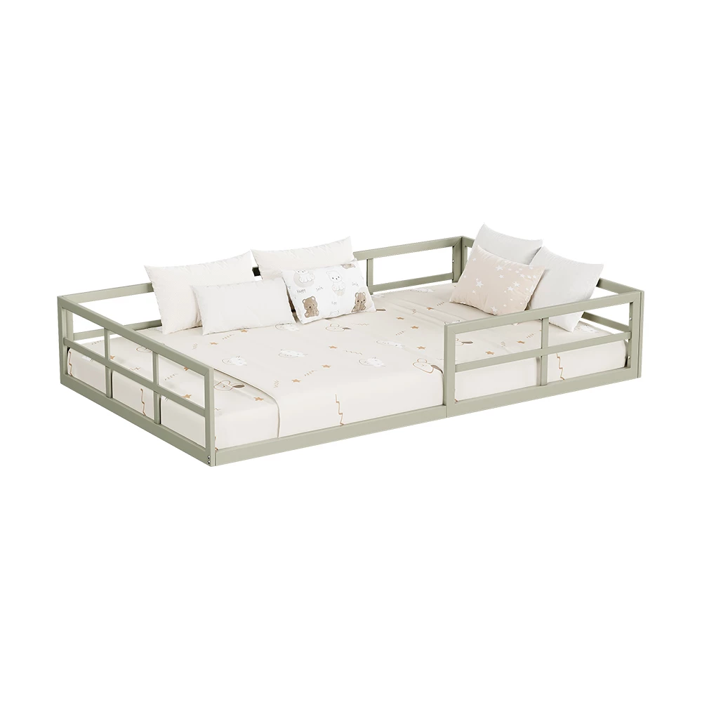 Lit pour enfant en Grège sur fond blanc avec des éléments décoratifs