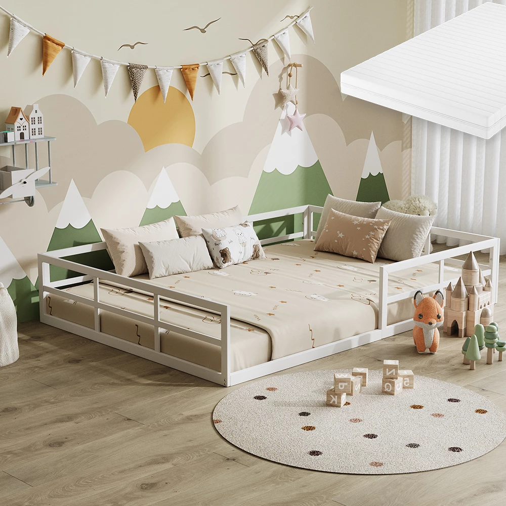 Kinderbed in Wit, getoond in een sfeervolle omgeving met decoratie