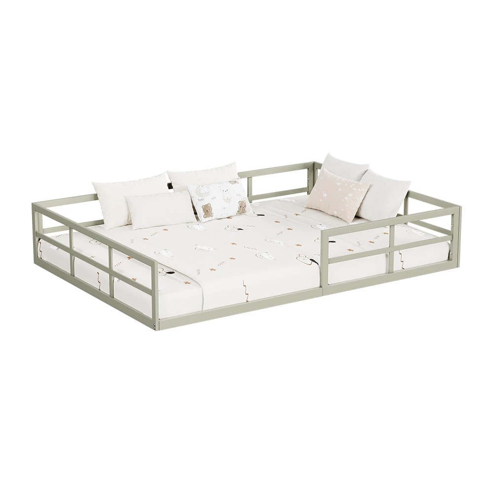 Lit pour enfant en Grège sur fond blanc avec des éléments décoratifs