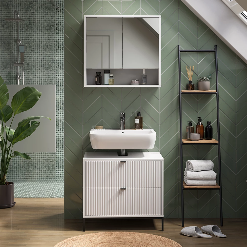 Mobile sottolavabo per bagno in Bianco, mostrato in un ambiente ambientale con decorazioni