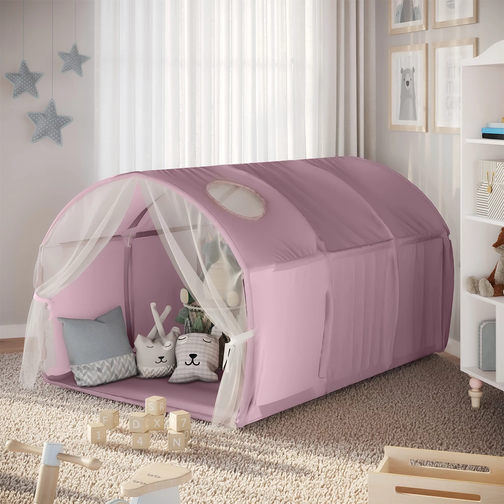 Tunnelzelt in Rosa, dargestellt im Ambiente mit Dekoration