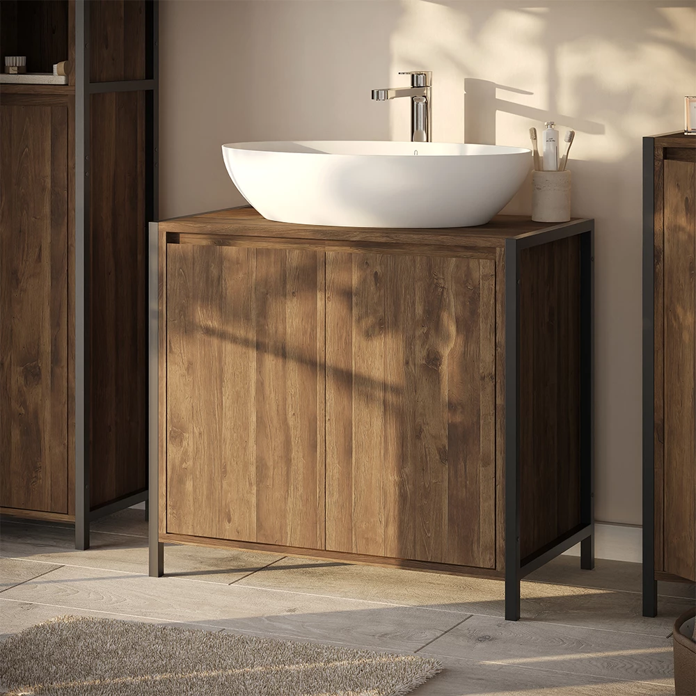 Waschbeckenunterschrank in Eiche/Schwarz, dargestellt im Ambiente mit Dekoration