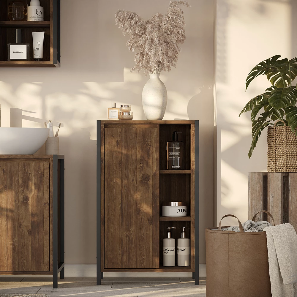 Halfhoge kast in Eiken/zwart, getoond in een sfeervolle omgeving met decoratie