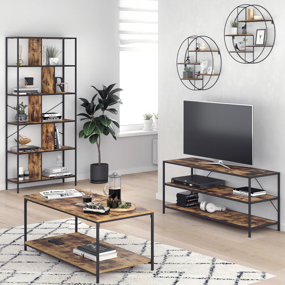 Couchtisch in Antikholz, dargestellt im Ambiente mit Dekoration