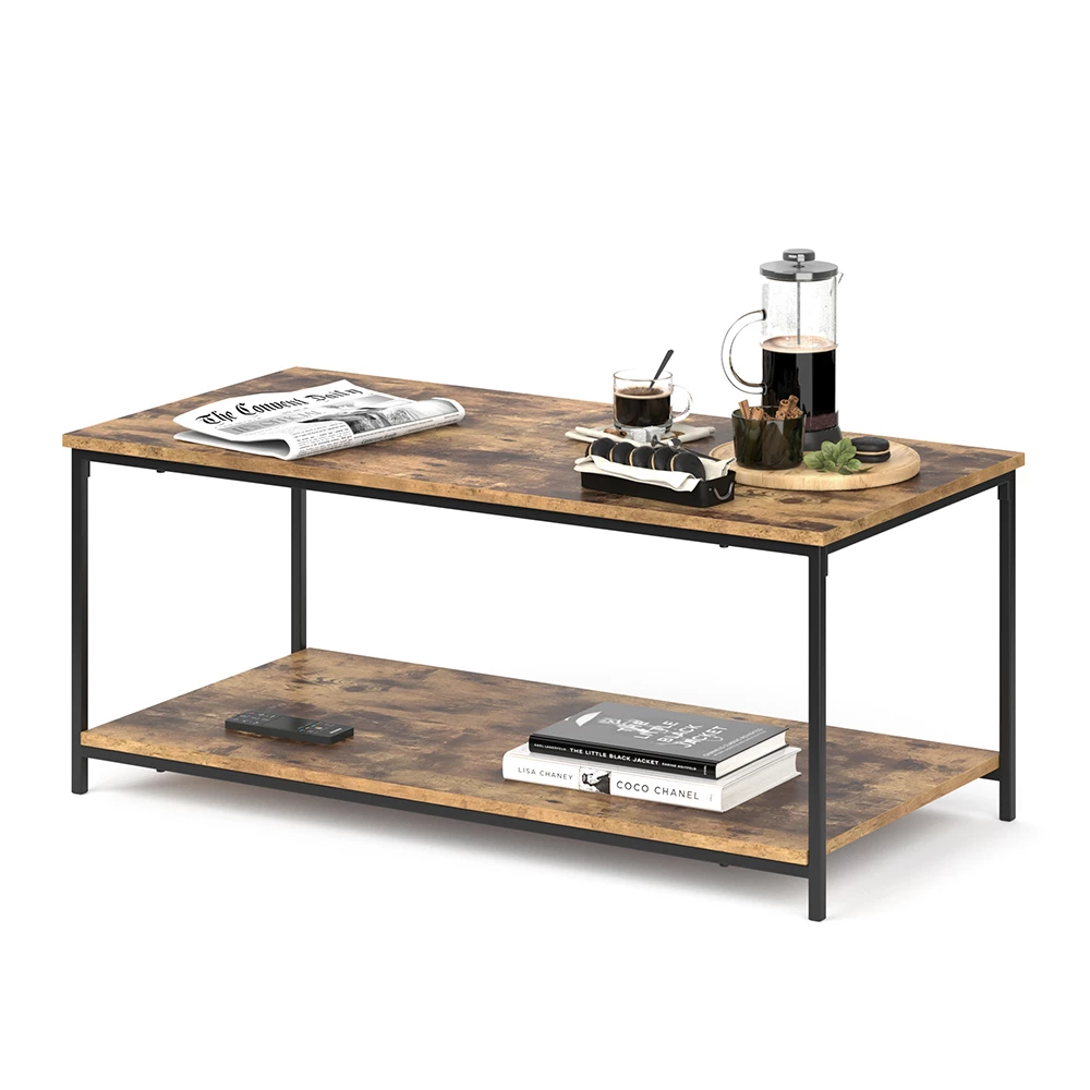 Couchtisch in Antikholz auf weißem Hintergrund mit dekorativen Elementen