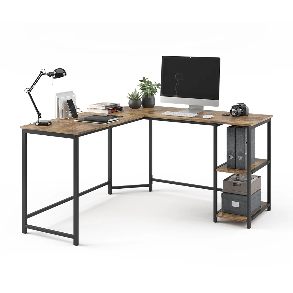 Hjørneskrivebord i farven Antik træ på hvid baggrund med dekorative elementer