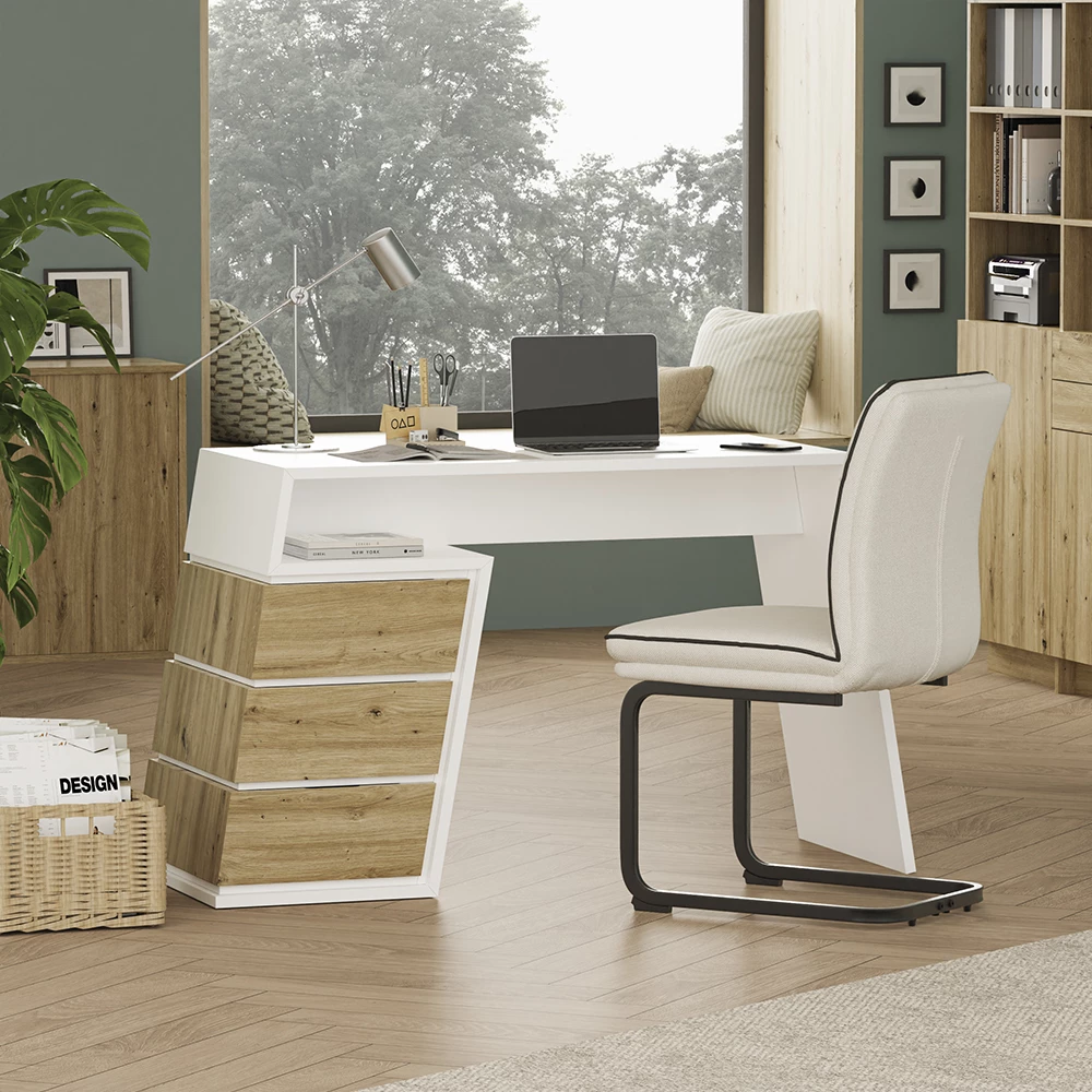 Schreibtisch in Weiß/Eiche, dargestellt im Ambiente mit Dekoration