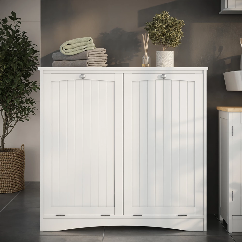 armadietto da bagno con portabiancheria in Bianco, mostrato in un ambiente ambientale con decorazioni