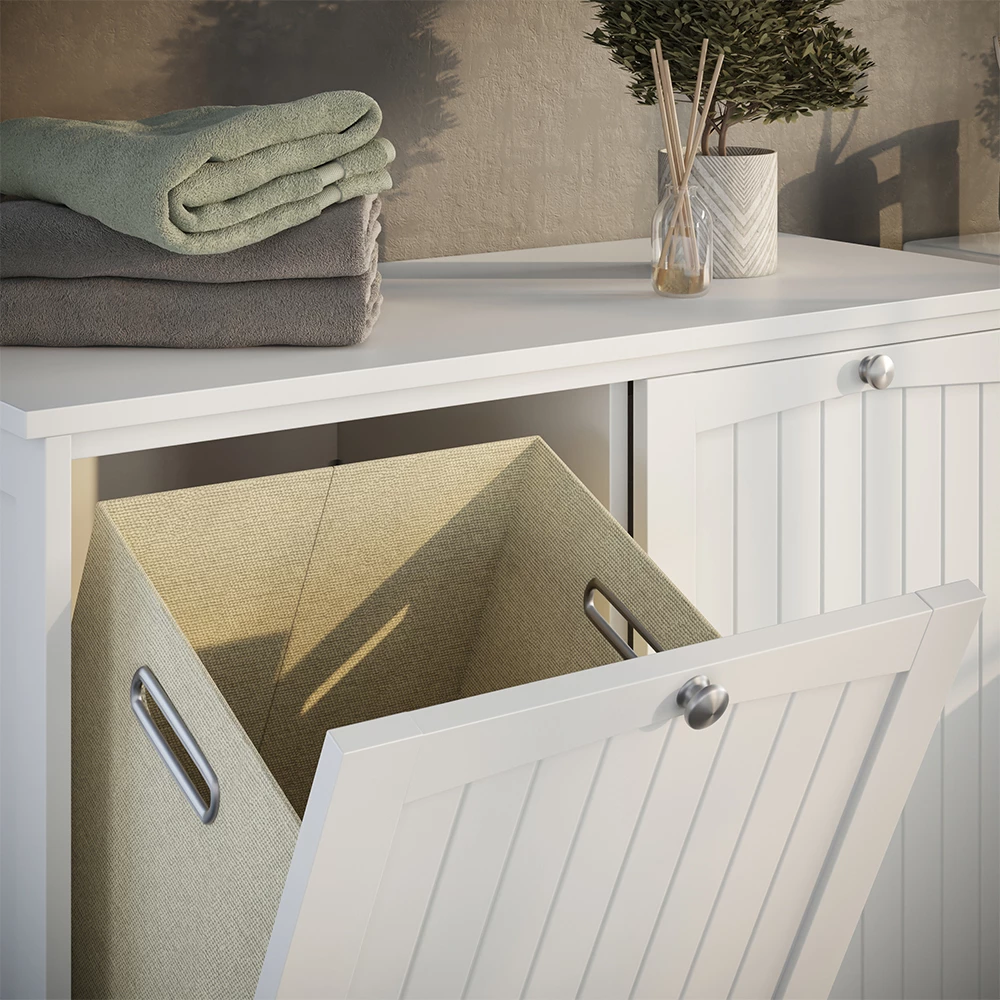 Primo piano di armadietto da bagno con portabiancheria in Bianco, mostrando texture/dettagli