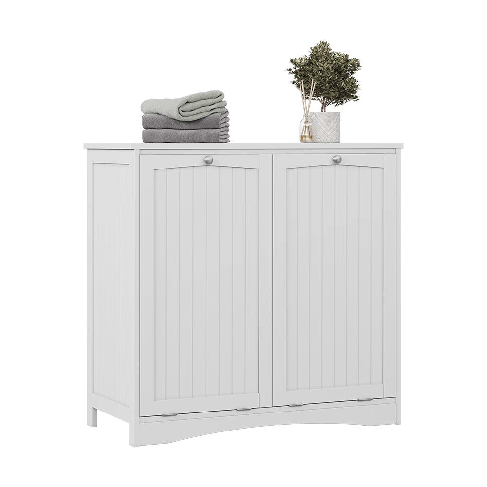 armadietto da bagno con portabiancheria in Bianco su sfondo bianco con elementi decorativi