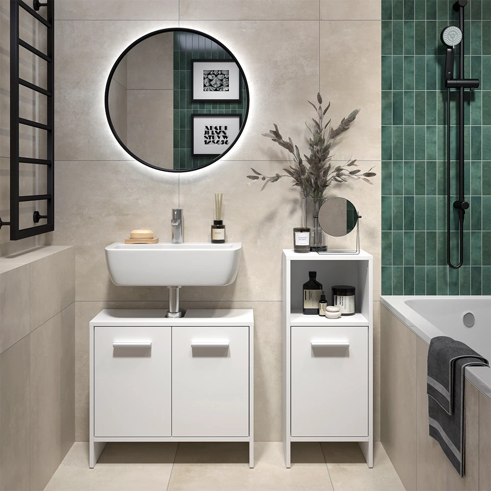 Badezimmermöbel-Set in Weiß, dargestellt im Ambiente mit Dekoration