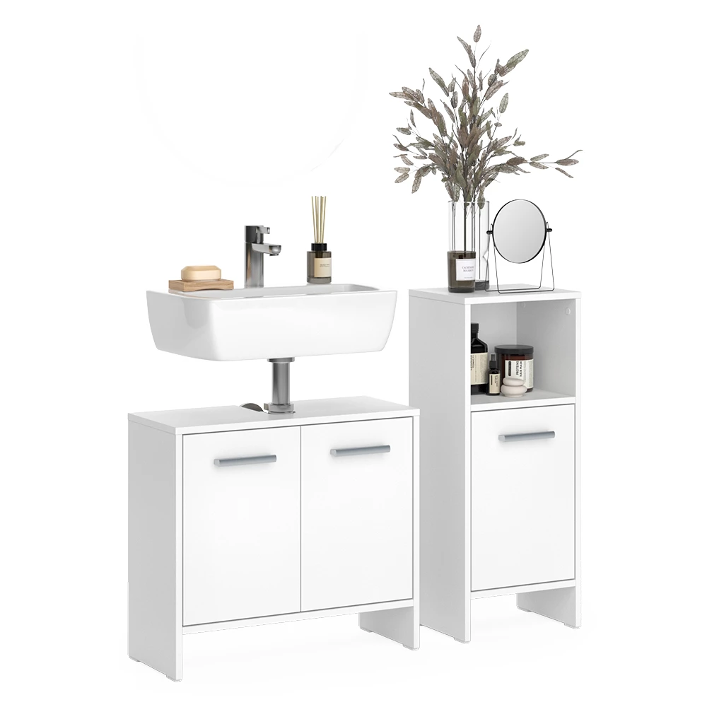 Badezimmermöbel-Set in Weiß auf weißem Hintergrund mit dekorativen Elementen