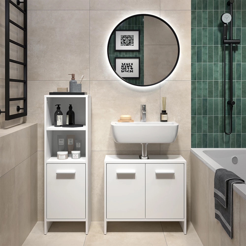 Badezimmermöbel-Set in Weiß, dargestellt im Ambiente mit Dekoration