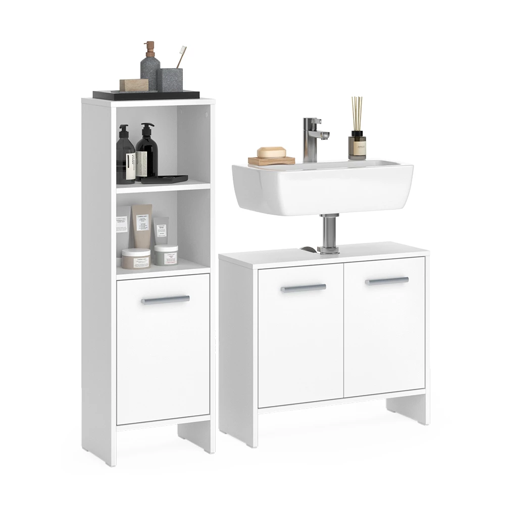 Badezimmermöbel-Set in Weiß auf weißem Hintergrund mit dekorativen Elementen