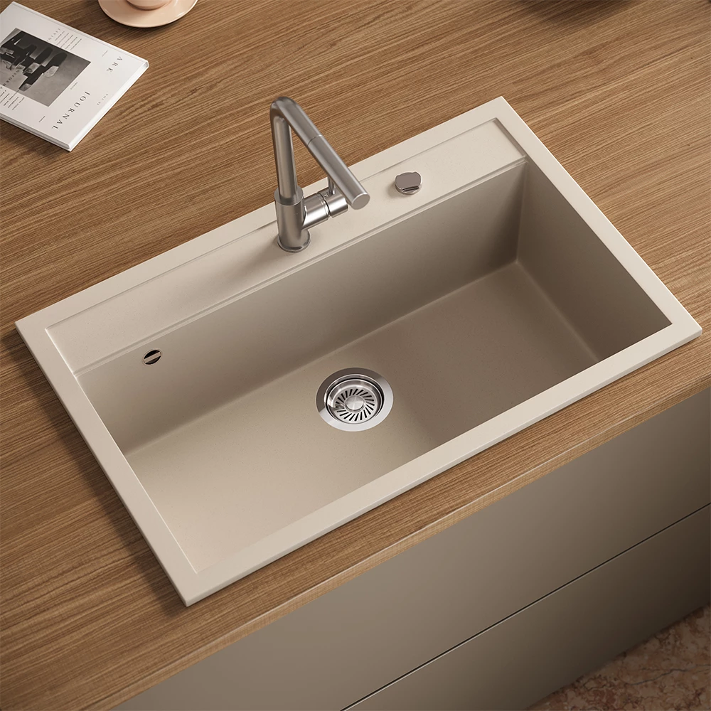 Spülbecken in Beige auf weißem Hintergrund