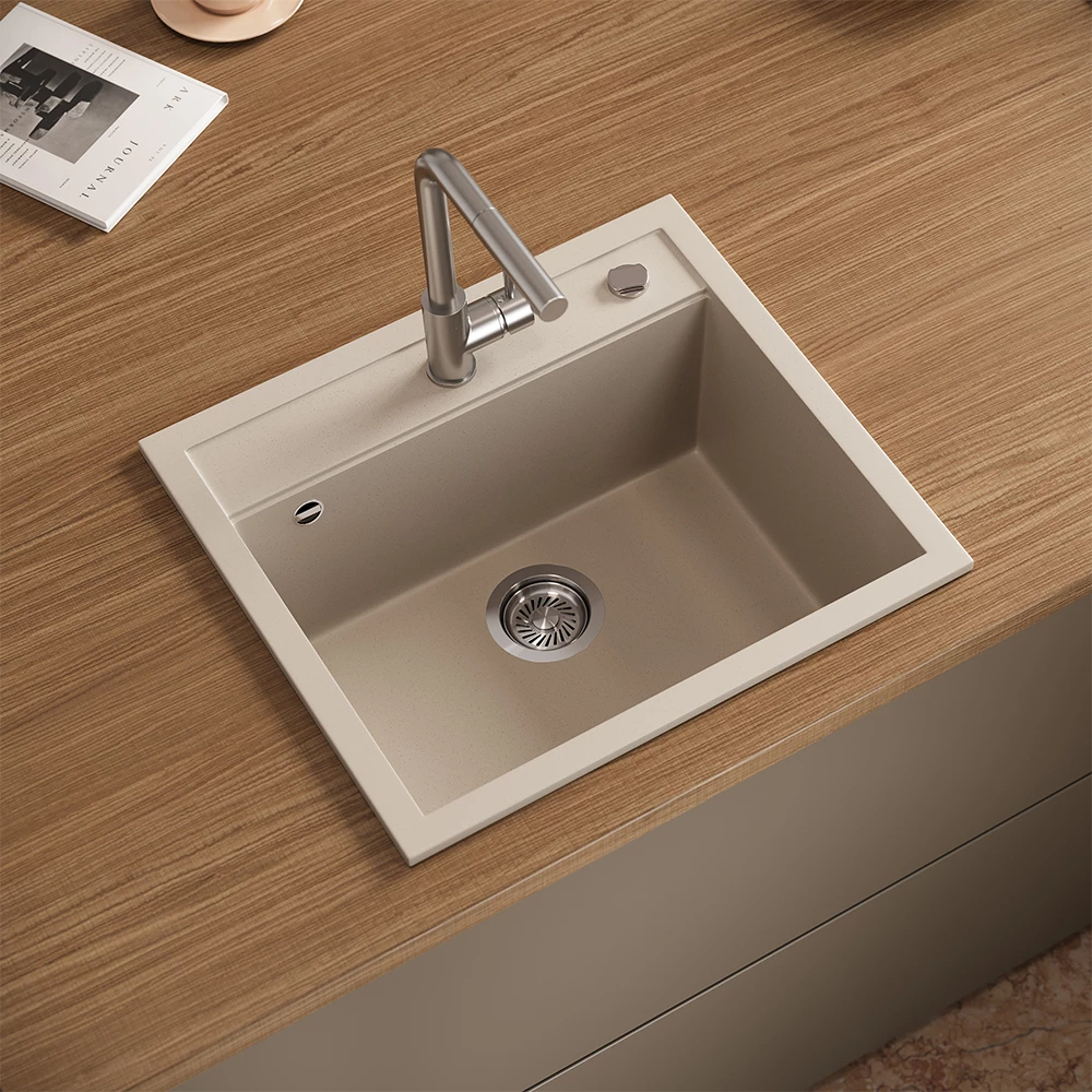Spülbecken in Beige, dargestellt im Ambiente mit Dekoration
