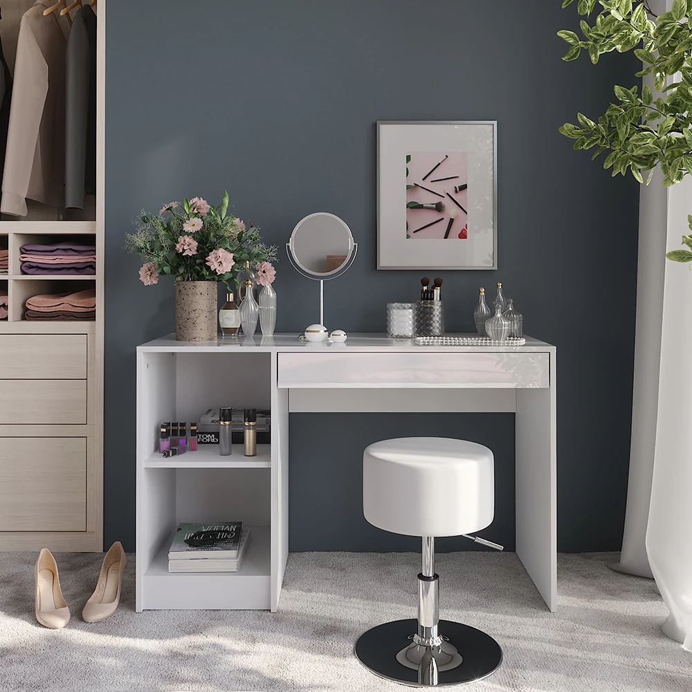 Schminktisch in Weiß/Weiß Hochglanz, dargestellt im Ambiente mit Dekoration
