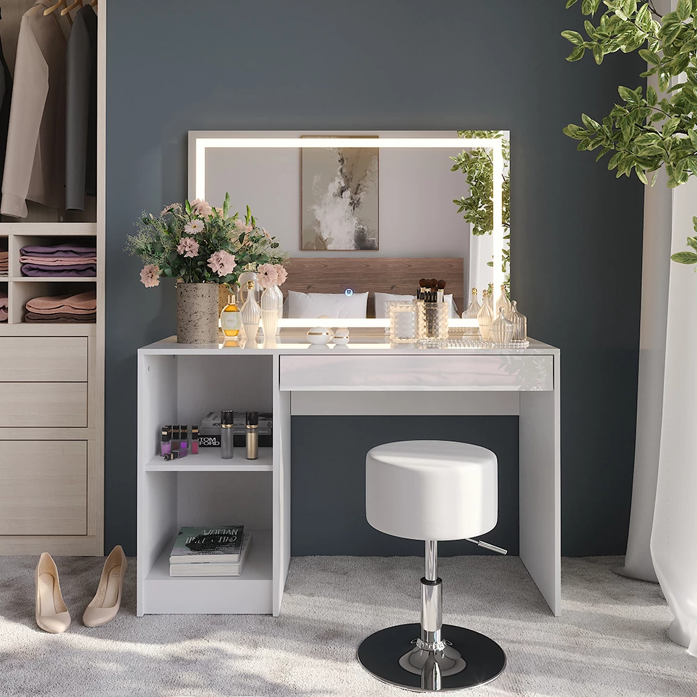 Kaptafel set met kruk in Wit/wit hoogglans, getoond in een sfeervolle omgeving met decoratie