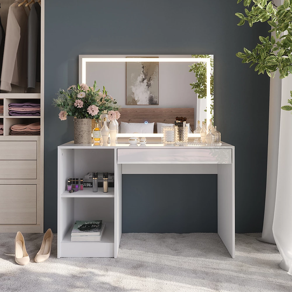 Schminktisch in Weiß/Weiß Hochglanz, dargestellt im Ambiente mit Dekoration