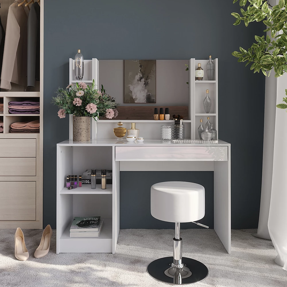 Stół toaletowy w kolorze Biały/biały wysoki połysk, pokazany w otoczeniu z dekoracją