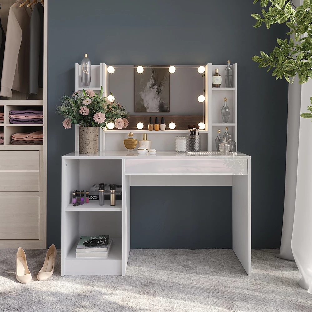 Tavolo da toeletta in Bianco/bianco lucido, mostrato in un ambiente ambientale con decorazioni