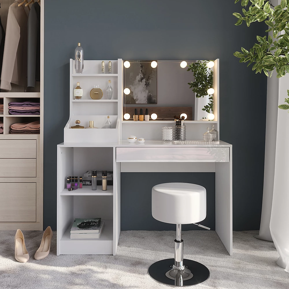Schminktisch in Weiß/Weiß Hochglanz, dargestellt im Ambiente mit Dekoration