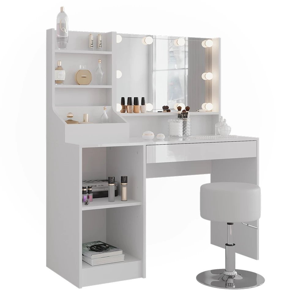 Schminktisch in Weiß/Weiß Hochglanz auf weißem Hintergrund mit dekorativen Elementen