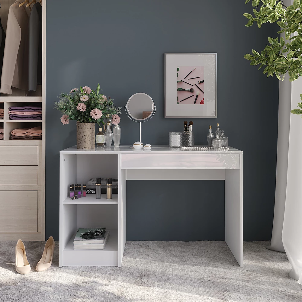 Schminktisch in Weiß/Weiß Hochglanz, dargestellt im Ambiente mit Dekoration
