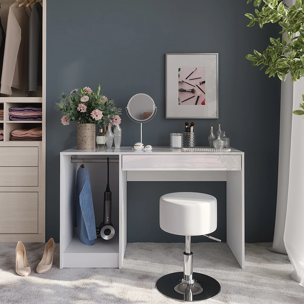 Tavolo da toeletta in Bianco/bianco lucido, mostrato in un ambiente ambientale con decorazioni