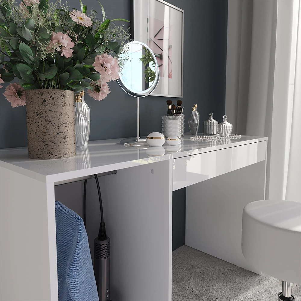 Primo piano di Tavolo da toeletta in Bianco/bianco lucido, mostrando texture/dettagli