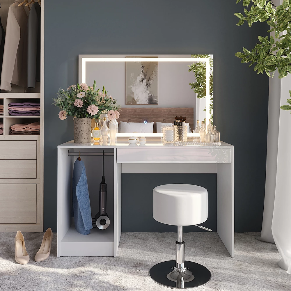 Schminktisch in Weiß/Weiß Hochglanz, dargestellt im Ambiente mit Dekoration