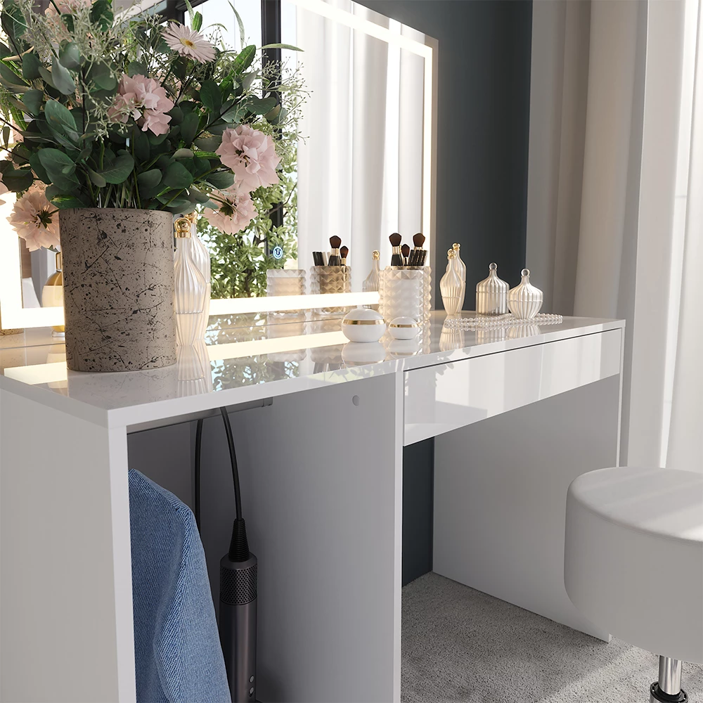 Nahaufnahme von Schminktisch in Weiß/Weiß Hochglanz, zeigt Textur/Details