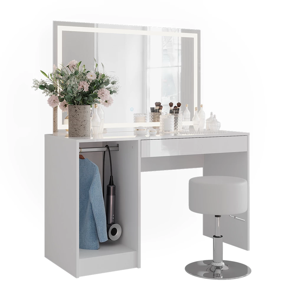 Schminktisch in Weiß/Weiß Hochglanz auf weißem Hintergrund mit dekorativen Elementen