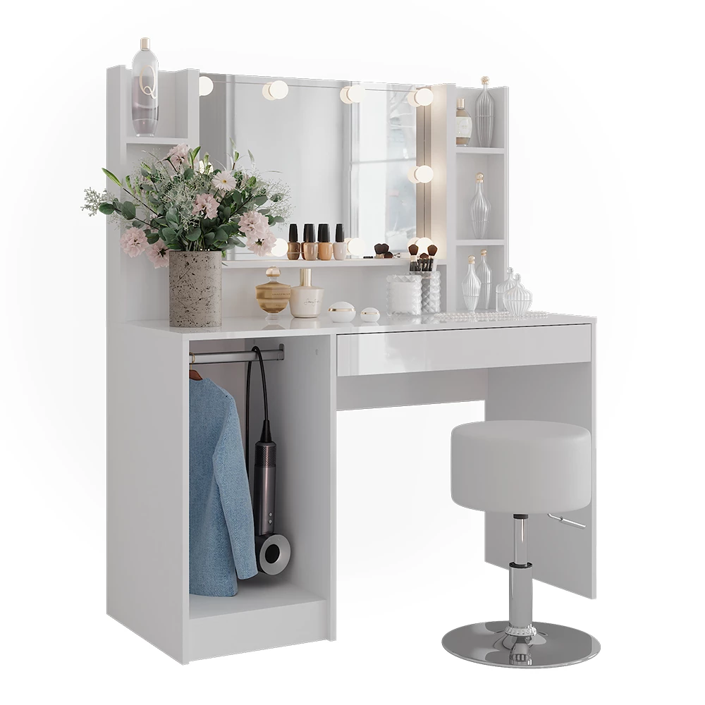 Schminktisch in Weiß/Weiß Hochglanz auf weißem Hintergrund mit dekorativen Elementen