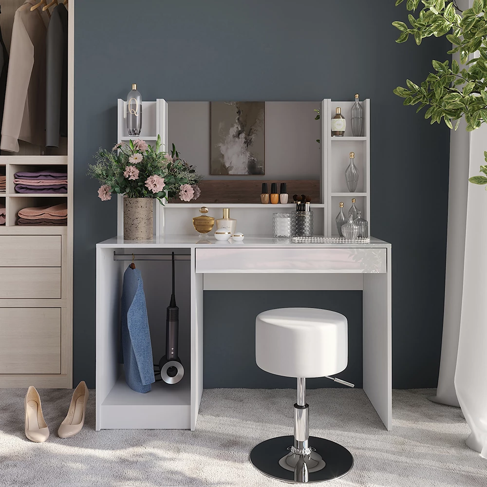 Schminktisch in Weiß/Weiß Hochglanz, dargestellt im Ambiente mit Dekoration