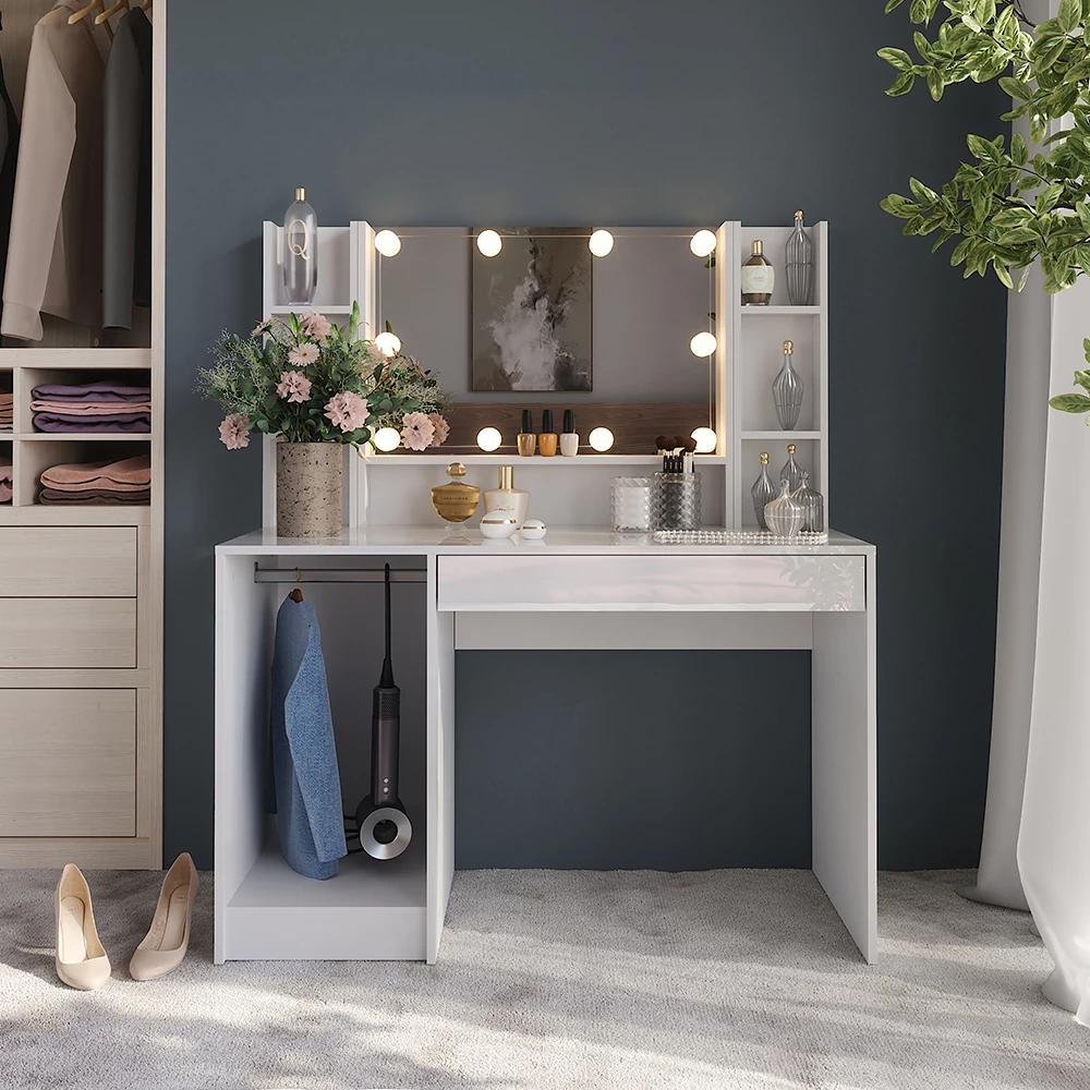 Schminktisch in Weiß/Weiß Hochglanz, dargestellt im Ambiente mit Dekoration