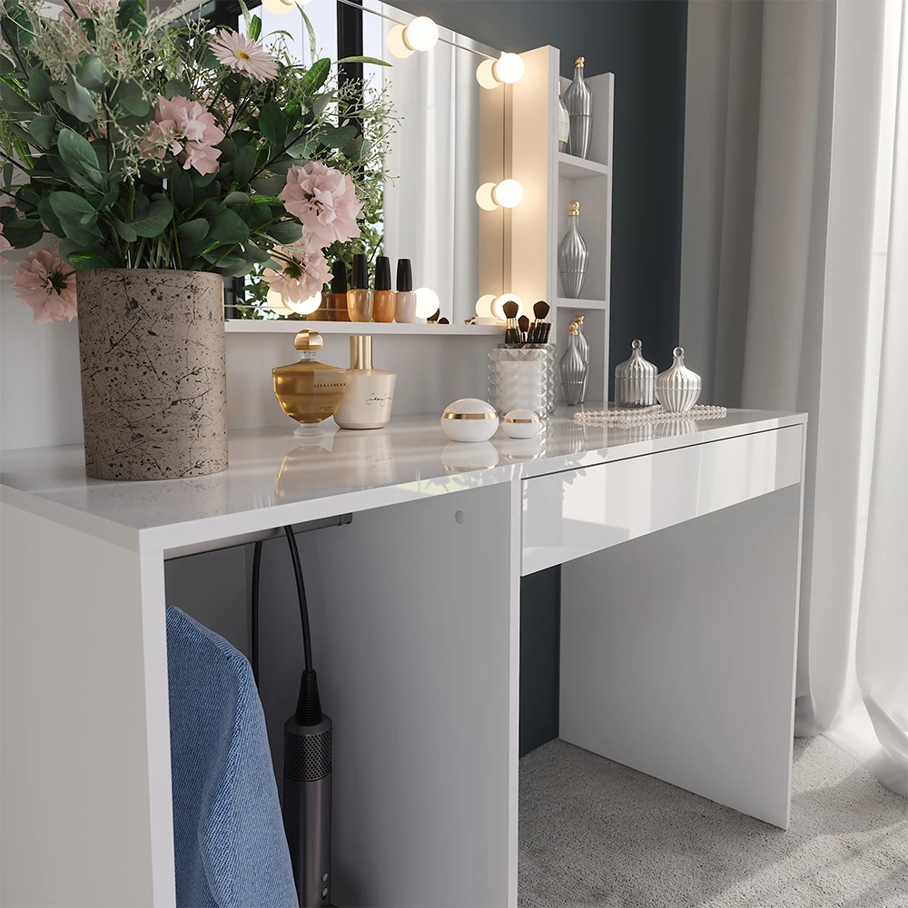 Nahaufnahme von Schminktisch in Weiß/Weiß Hochglanz, zeigt Textur/Details