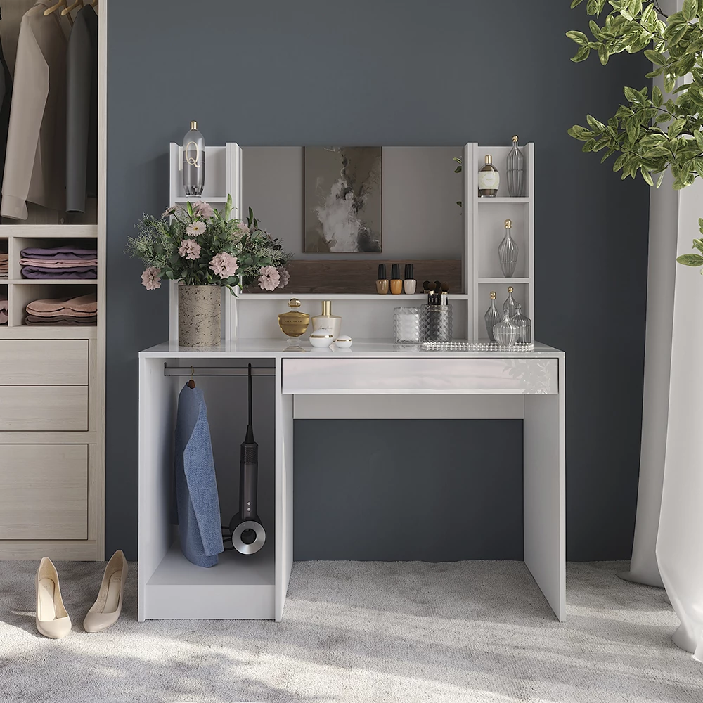 Tavolo da toeletta in Bianco/bianco lucido, mostrato in un ambiente ambientale con decorazioni