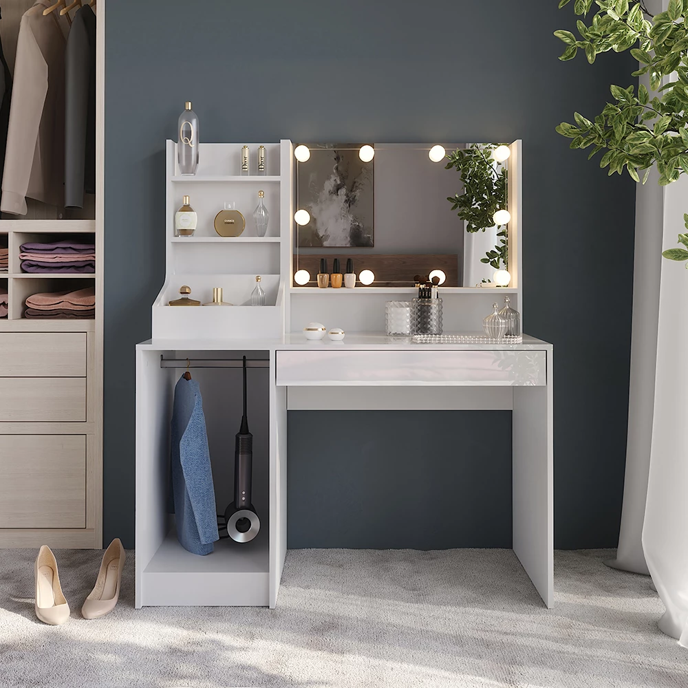 Tavolo da toeletta in Bianco/bianco lucido, mostrato in un ambiente ambientale con decorazioni