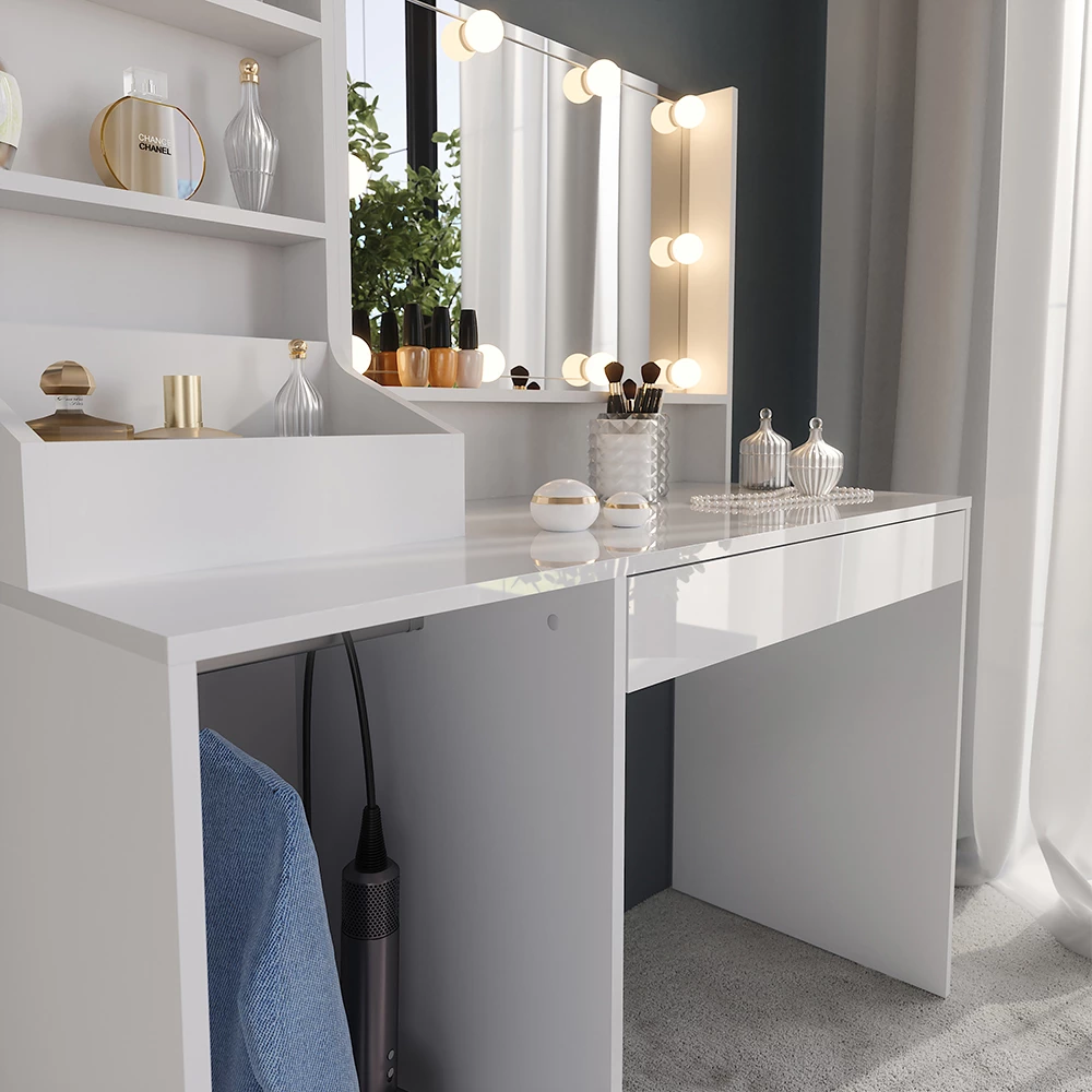 Primo piano di Tavolo da toeletta in Bianco/bianco lucido, mostrando texture/dettagli