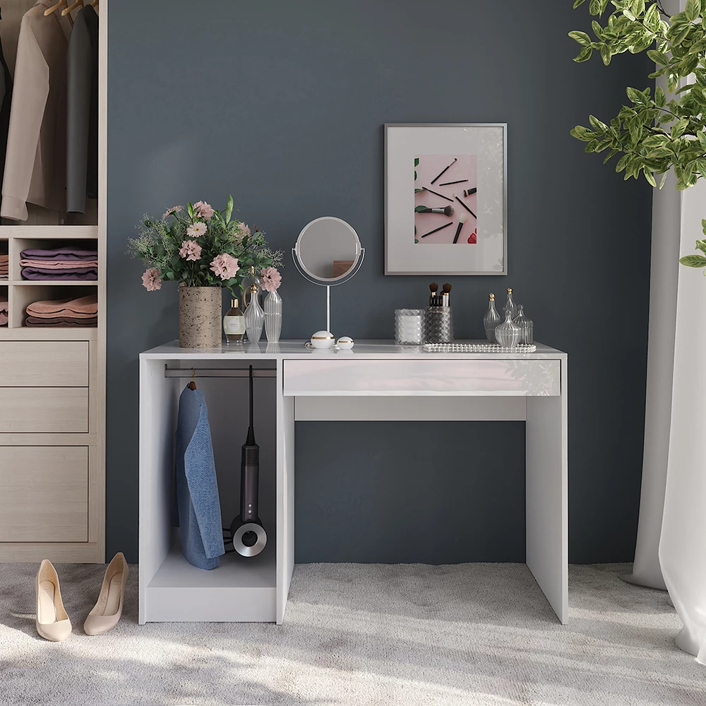 Schminktisch in Weiß/Weiß Hochglanz, dargestellt im Ambiente mit Dekoration