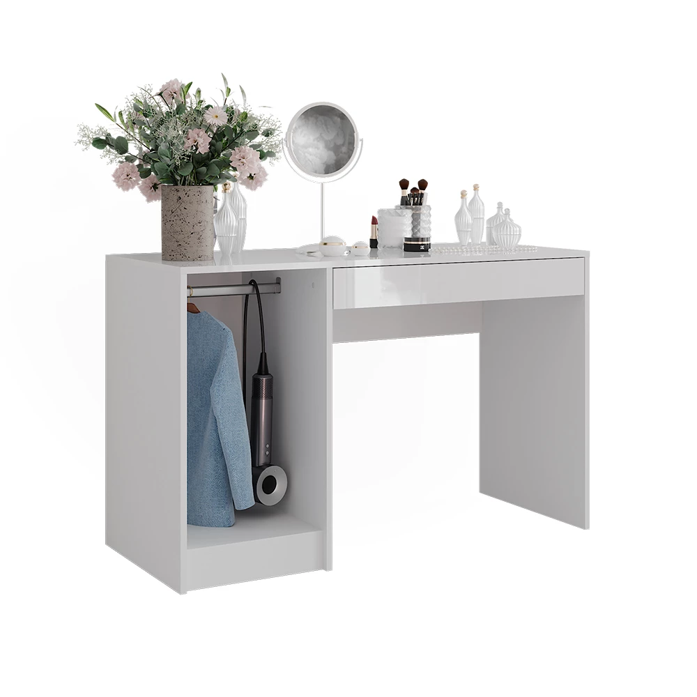 Schminktisch in Weiß/Weiß Hochglanz auf weißem Hintergrund mit dekorativen Elementen