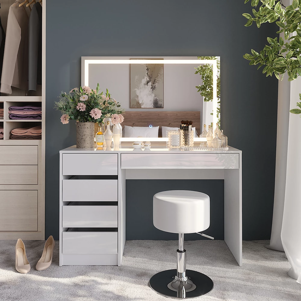 Kaptafel set met kruk in Wit/wit hoogglans, getoond in een sfeervolle omgeving met decoratie