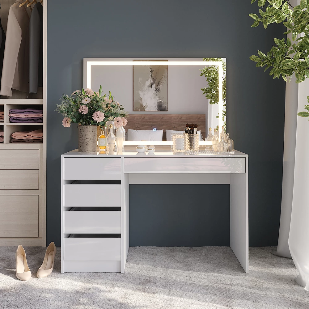 Schminktisch in Weiß/Weiß Hochglanz, dargestellt im Ambiente mit Dekoration