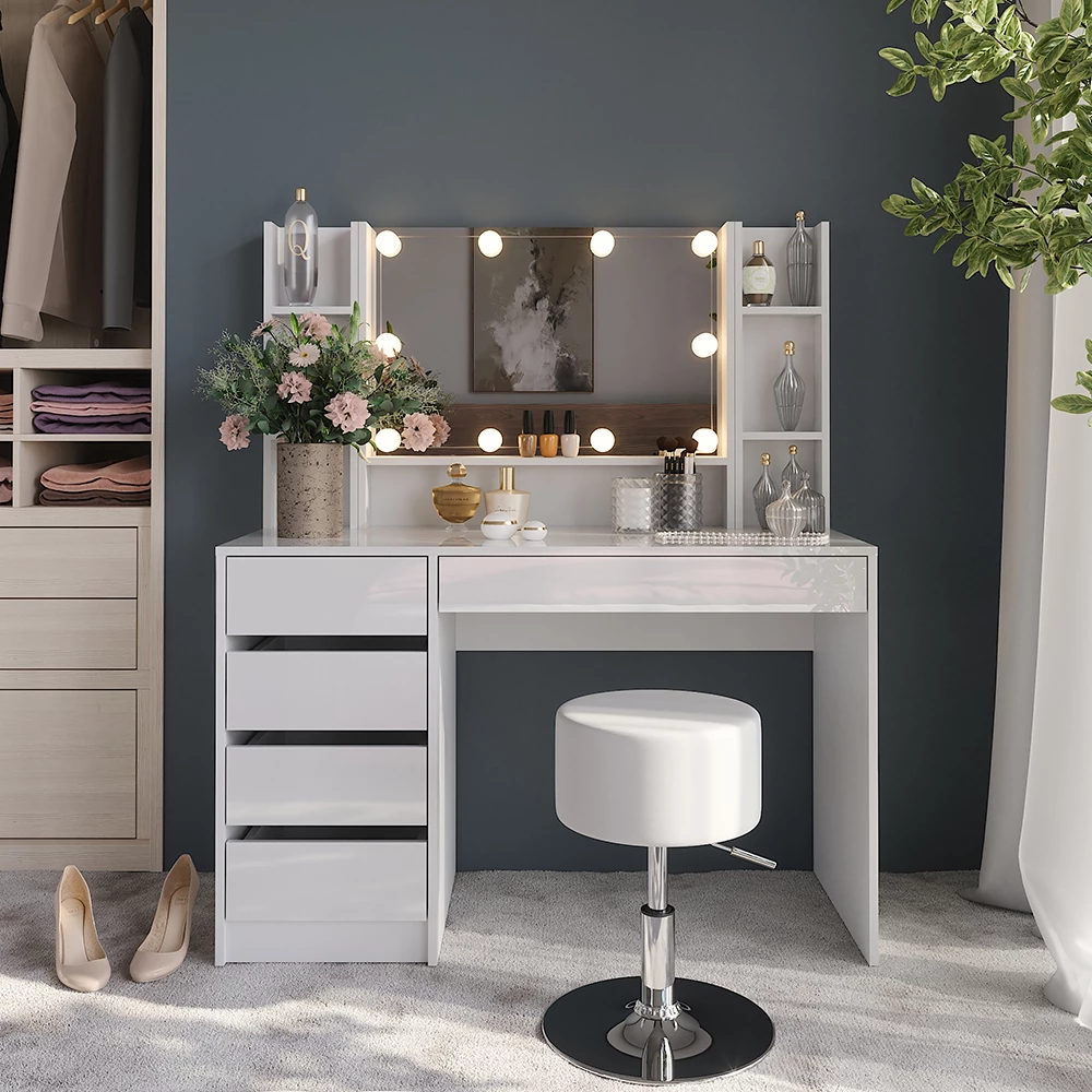 Makeupbord i farven Hvid/hvid højglans, vist i et miljø med dekoration